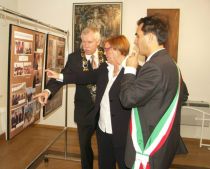 Oglądanie historycznych zdjęć z Moreno Pieroni – Burmistrzem Loreto i Marią Teresą Schiavoni – Naczelnikiem ds. Kultury Loreto.