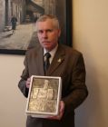 Prezydent Tadeusz Wrona prezentuje dar miasta dla Papieża Benedykta XVI - srebrną pamiątkową plakietę